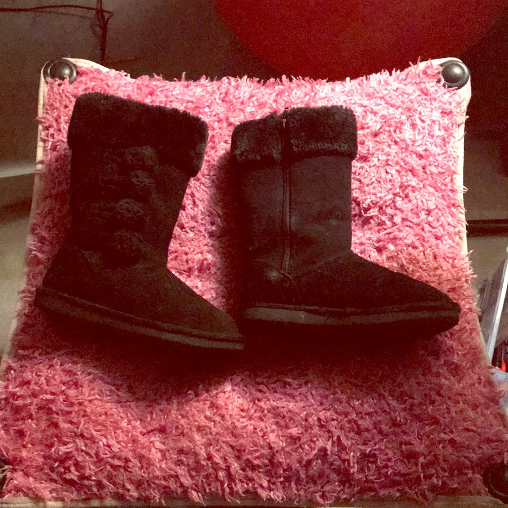 Black snow boots